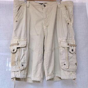 Men's tan cargo shorts, size 38.Length 24”, 11,5”. Pre-owned,good condition.